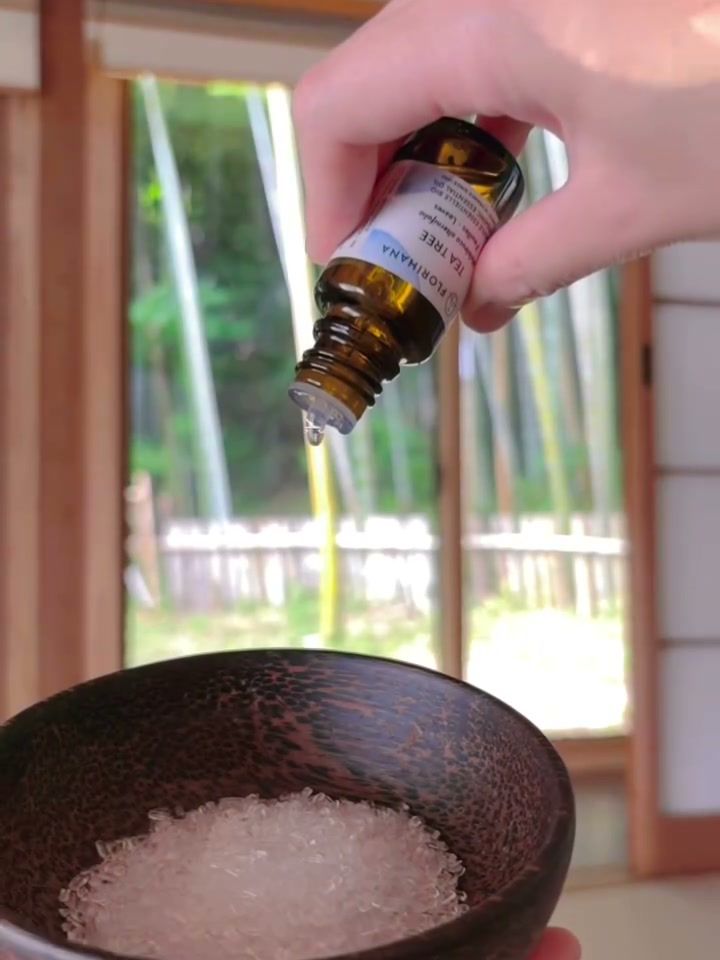 竹林を望む窓辺でアロマをブレンド