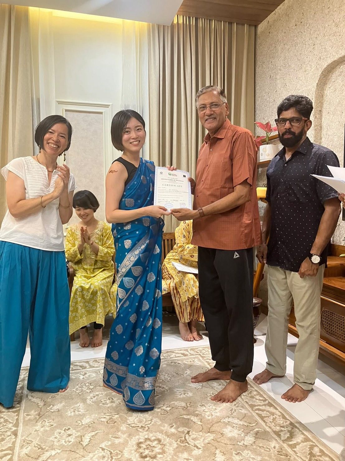 インドのアーユルヴェーダのスクールで修了証を受け取る様子