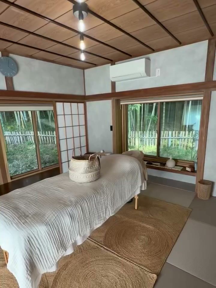 竹林を望む施術室