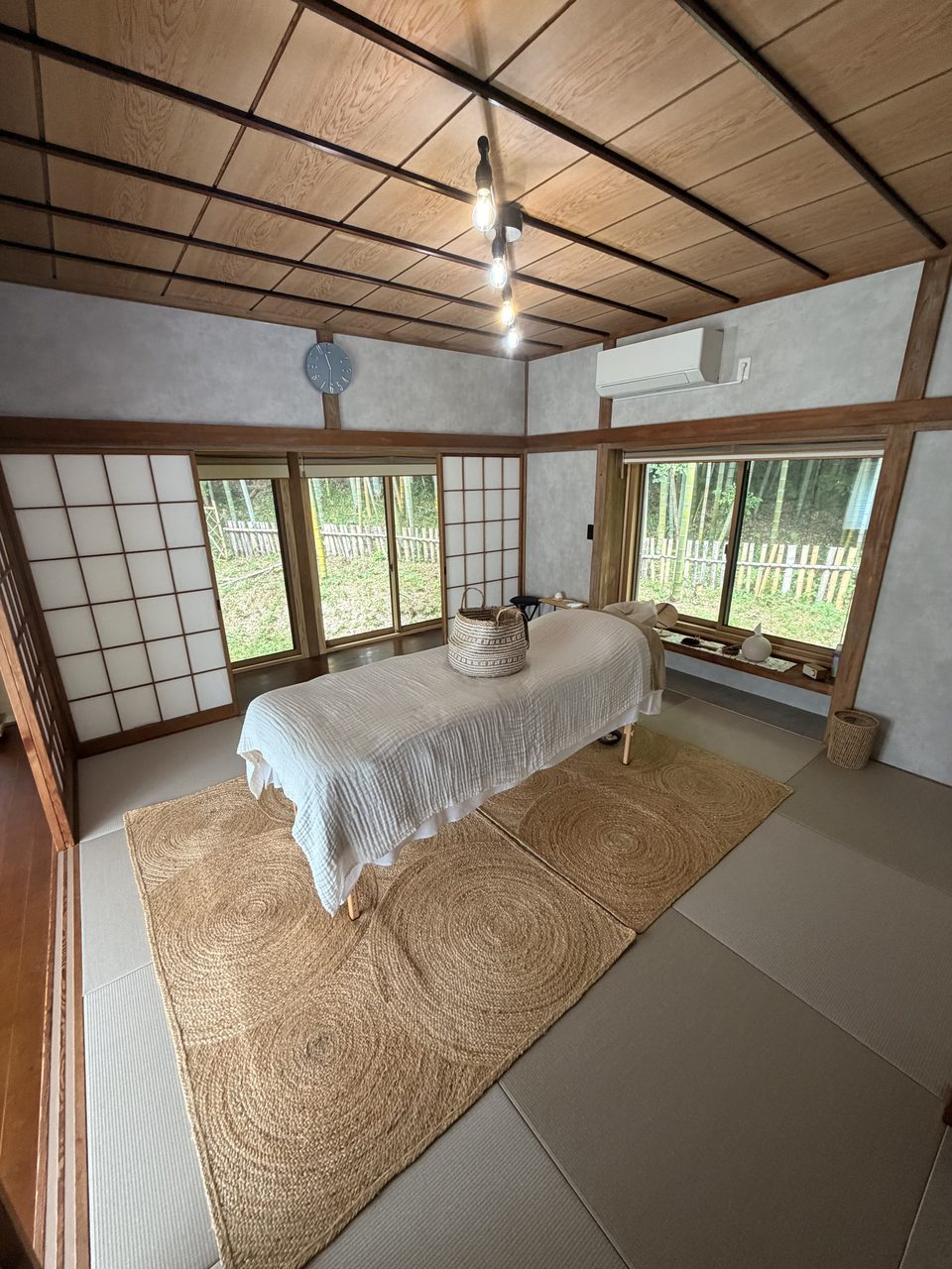 障子と竹林の見える施術室
